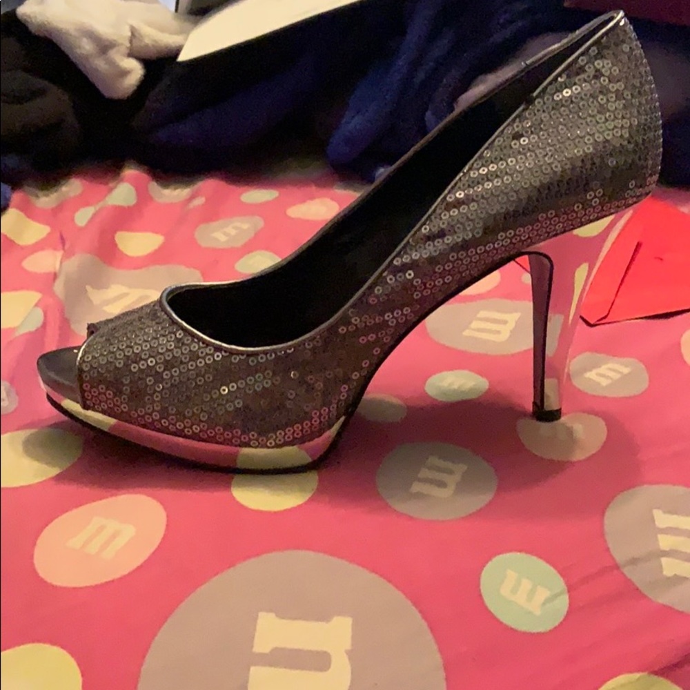 Silver heels!!! - Picture 2 of 6